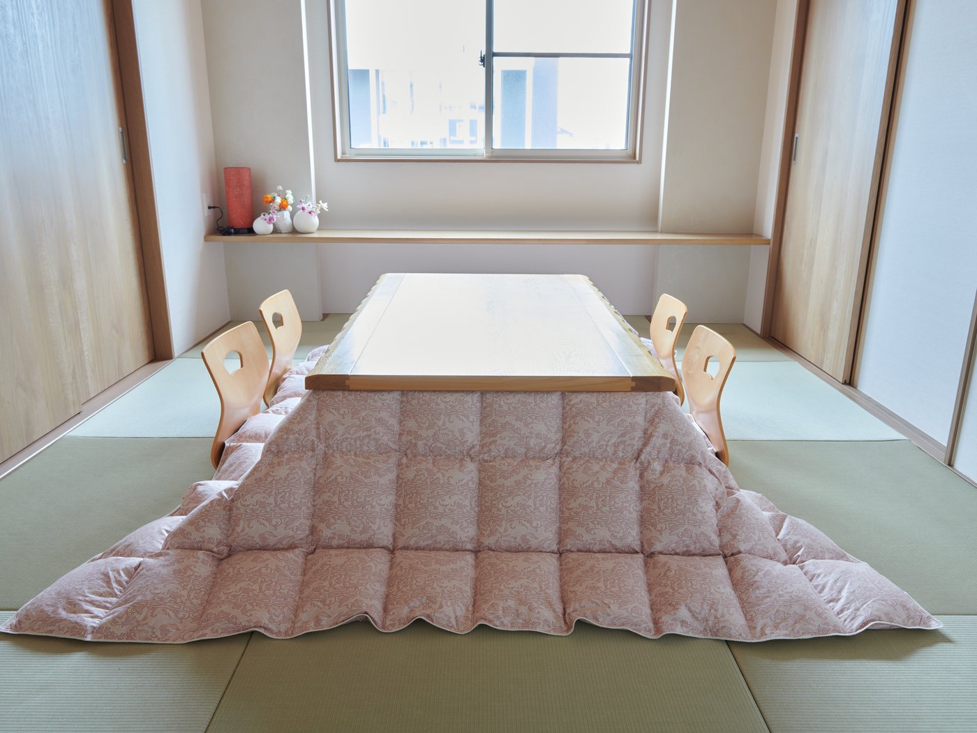 和室のこたつに掛けた、ピンクの羽毛こたつ掛布団